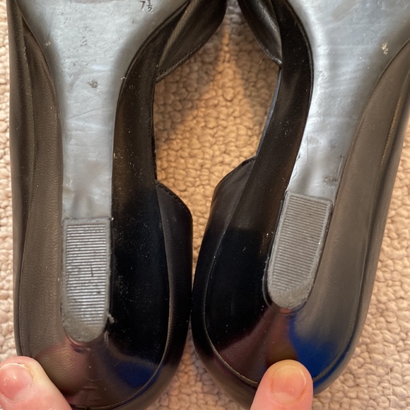 Size 7.5 Bandolino black wedges. - Picture 4 of 7
